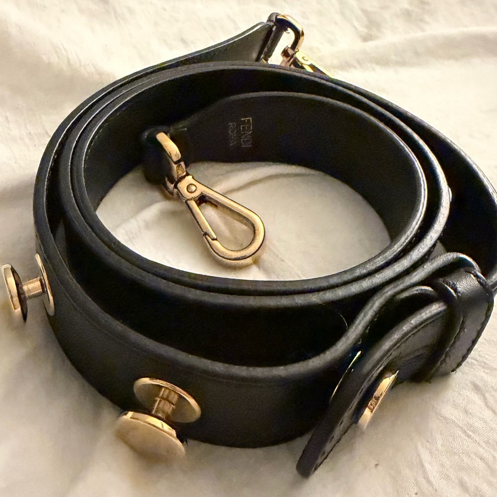 👑✅PRICE FIRM✅ AUTHENTIC FENDI Black Leather Crossbody Strap - Picture 5 of 17